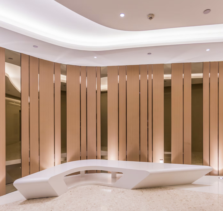 Девушка в розовом платье на диване